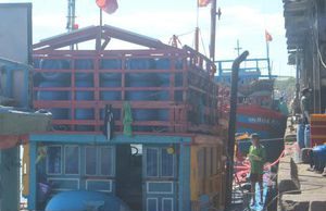 Vượt ‘bão giá’ kiên trì bám biển