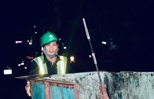 Nỗi lòng người lao công sau ngày đông nghẹt khách du lịch ở Quy Nhơn