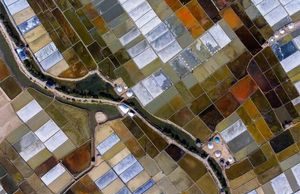 Đồng muối Đề Gi nổi bật giữa màu xanh của trời và biển Bình Định