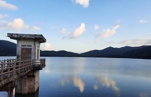 Yên bình hồ Thạch Khê