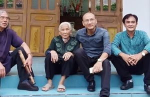 Mẹ và ngôi nhà ngập gió tuổi thơ