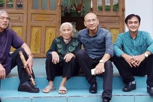 Mẹ và ngôi nhà ngập gió tuổi thơ