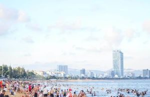 Biển Quy Nhơn đông đúc nhộn nhịp trong ngày đầu nghỉ lễ 2/9
