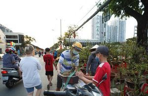 Người dân TPHCM ra Bến Bình Đông ủng hộ hoa, không đợi đến gần giao thừa để mua rẻ