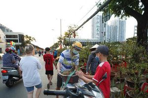 thumnail-442 Người dân TPHCM ra Bến Bình Đông ủng hộ hoa, không đợi đến gần giao thừa để mua rẻ