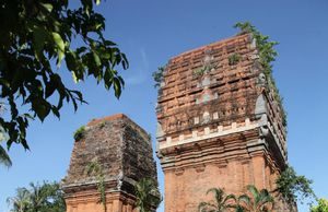 Tháp Đôi – vẻ đẹp cổ kính trong lòng thành phố biển Quy Nhơn