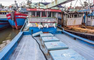 Ngư dân núp siêu bão giữa Biển Đông: Thắng biển trở về