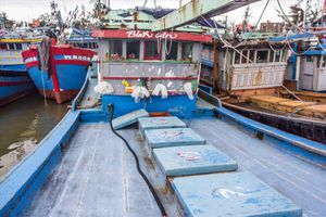 thumnail-520 Ngư dân núp siêu bão giữa Biển Đông: Thắng biển trở về