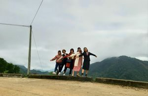 Thời tiết chuyển mùa, khách du lịch săn mây và chụp ảnh lưu niệm tại ‘cổng trời’ An Toàn