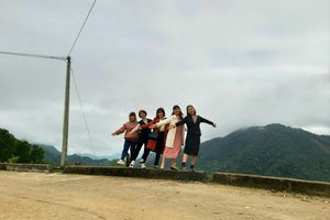 Thời tiết chuyển mùa, khách du lịch săn mây và chụp ảnh lưu niệm tại 'cổng trời' An Toàn