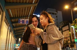 Bạn trẻ ‘check-in’ khi đêm về ở trạm xe buýt cuốn hút bậc nhất Sài Gòn