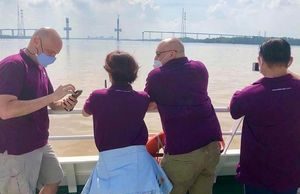 Du khách nước ngoài thích thú trải nghiệm tour đường sông đến Cần Giờ