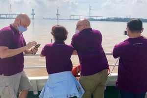 thumnail-620 Du khách nước ngoài thích thú trải nghiệm tour đường sông đến Cần Giờ