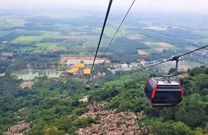 Nhóm khách Sài Gòn đầu tiên được đi cáp treo, vãn cảnh chùa ngoại tỉnh
