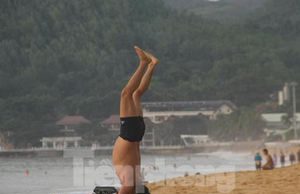 Người dân Quy Nhơn vui vẻ rủ nhau tắm biển sớm sau nhiều ngày giãn cách