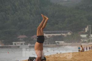 Người dân Quy Nhơn vui vẻ rủ nhau tắm biển sớm sau nhiều ngày giãn cách