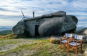 Ngôi nhà bằng đá bên trang trại điện gió