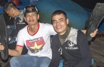 Ngủ chung với… gà để ra Hoàng Sa