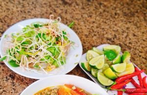 Quán bún rạm ‘bán không ngơi tay’ cả ngày ở Quy Nhơn