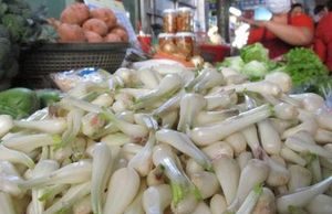 Người làm hàng Tết ‘méo mặt’ với giá củ kiệu