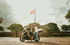 Mẹ 50 tuổi rủ con trai đi phượt bằng xe máy từ Đà Lạt ra Huế