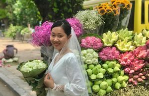 Phố Hà Nội rực rỡ và mới lạ với sắc sen Quan Âm