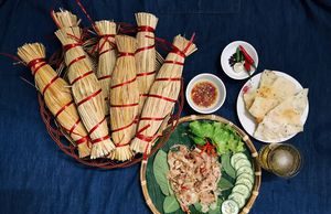Món ăn như cán chổi, tên ‘lạ’, bọc gọn trong rơm rạ ở đất võ Bình Định