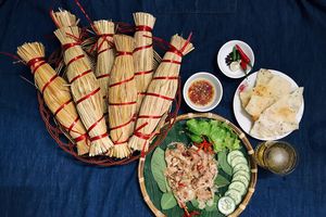 thumnail-814 Món ăn như cán chổi, tên 'lạ', bọc gọn trong rơm rạ ở đất võ Bình Định