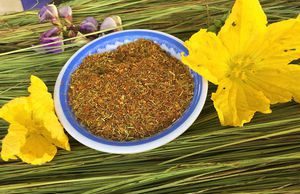 Chuyện lạ đất Tây Nguyên: Muối làm từ cỏ và trứng kiến