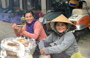 Gánh quà quê to phồng trên vai những bà mẹ quê ra phố….