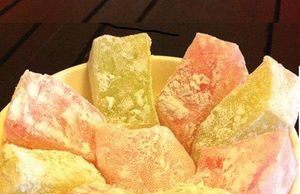 Kỳ lạ món bánh hồng nhưng màu trắng phau, ăn xong quần áo trắng xóa