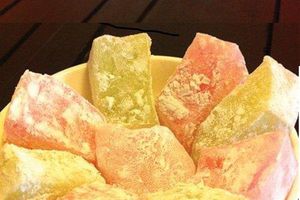 Kỳ lạ món bánh hồng nhưng màu trắng phau, ăn xong quần áo trắng xóa