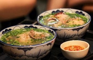 Thứ bún tên lạ đời, mỗi giờ hết veo 200 bát, ai tới Phú Quốc cũng xếp hàng thử