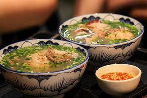 thumnail-919 Thứ bún tên lạ đời, mỗi giờ hết veo 200 bát, ai tới Phú Quốc cũng xếp hàng thử