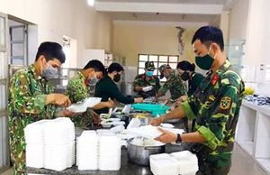 Chăm lo từng bữa cơm, giấc ngủ cho bà con trong khu cách ly