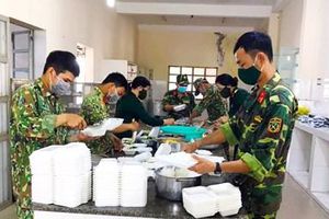 thumnail-921 Chăm lo từng bữa cơm, giấc ngủ cho bà con trong khu cách ly
