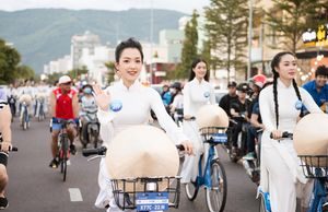 Top 37 thí sinh Miss World Vietnam thướt tha trong tà áo dài, đạp xe dọc thành phố biển