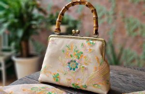 Biến bộ quần áo cũ bỏ đi thành hàng độc lạ, thu về trăm triệu