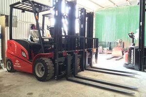 z1213987353363_d59f26cd8edba2786c1d0abe6967973f-300x200-1 Xe nâng điện Hangcha